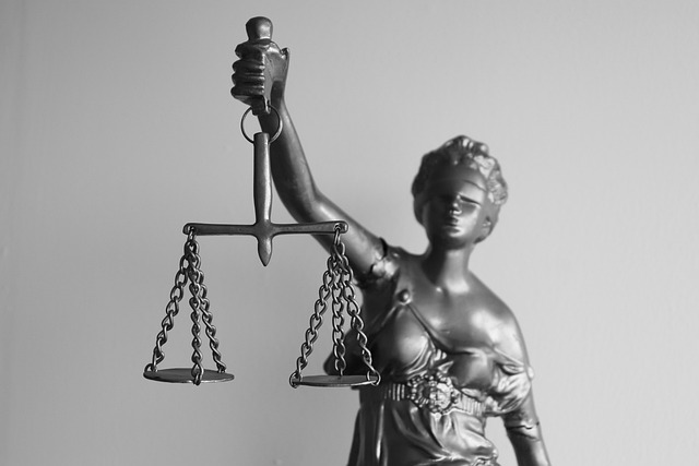 Imagen de la diosa femenina de la justicia portando una balanza