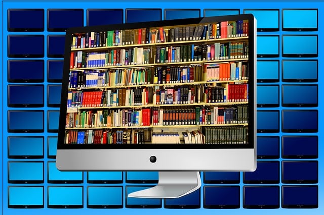 Un ordenador de escritorio con una imagen de una estantería llena de libros