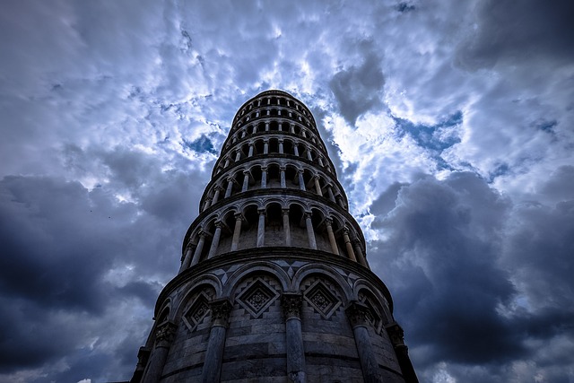 Torre de Pisa, vista desde abajo hacia arriba, y con un cielo de nubes
